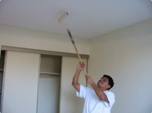 Как покрасить потолок, изготовленный из гипсокартона, самостоятельно