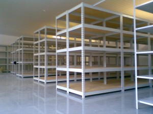 Оформление складов и офисов: металлические стеллажи
