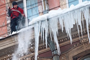 В России придумали, как бороться с сосульками на проводах