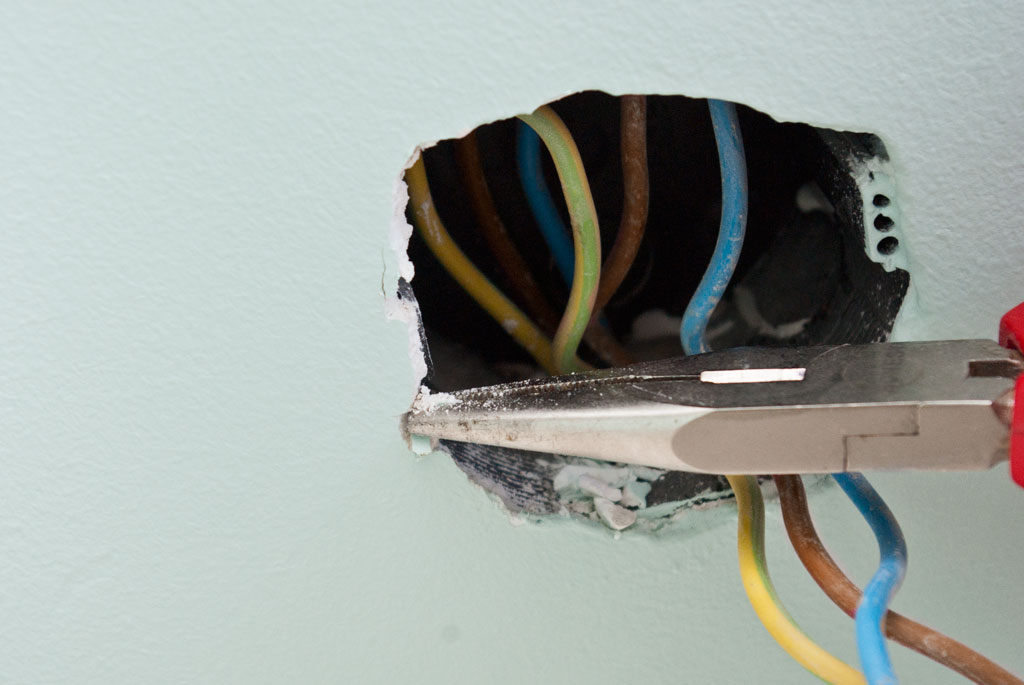 How-to-install-electric-outlet-2