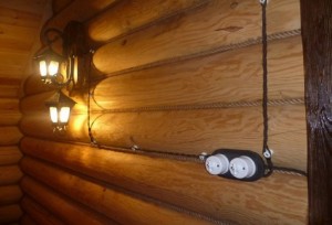 Особенности монтажа открытой проводки в деревянном доме