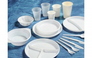Пластиковая-посуда-1400x875